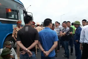 2 xe khách chặn ngang cao tốc vì phản đối tăng phí đường bộ?