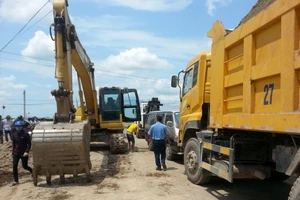 Doanh nghiệp quyết 'giam' xe công vụ, hơn 3 ngày vẫn chưa thả