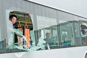 Dùng côn đồ đe dọa, hành hung để tranh giành khách