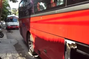 CSGT rút súng ngăn hai xe khách hỗn chiến