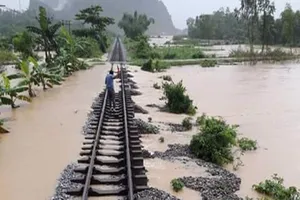 Đường sắt tê liệt, yêu cầu phát lương thực cho khách