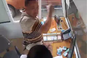 Tạm đình chỉ cán bộ kiểm lâm đánh nhân viên thu phí