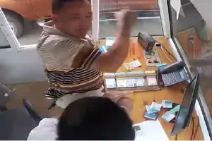 Yêu cầu tạm đình chỉ kiểm lâm đánh nhân viên thu phí