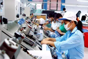 Xử phạt doanh nghiệp thu tiền trái phép người lao động