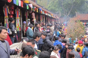 Yêu cầu cán bộ giải trình việc đi lễ chùa