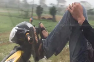 Nhóm thanh niên lái xe máy bằng chân 