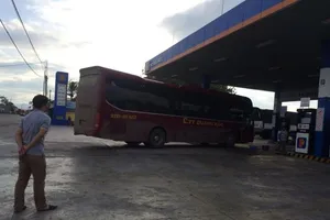 Vừa lái xe khách vừa chơi game