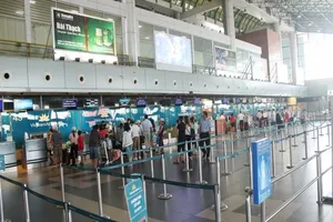 Kiểm tra chặt hành khách đi máy bay dịp lễ