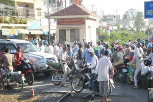 Bố trí người cảnh giới tại đường ngang mất an toàn 