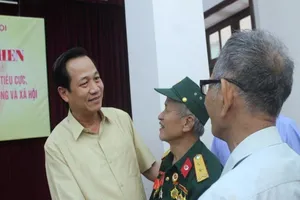 Bộ trưởng trao bằng khen cho hai lão nông ở Bắc Ninh