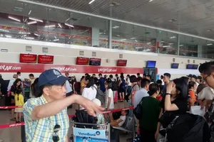 Hành khách ném hành lý vào mặt nhân viên hàng không