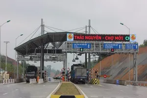 Dân diễu hành phản đối trạm thu phí