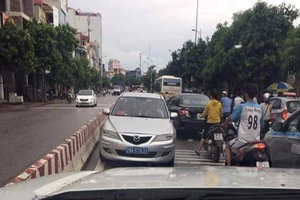 Đề nghị công an xử lý vụ xe biển xanh đi ngược chiều