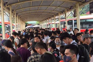 Nhiều người bật khóc ở bến xe đông nghịt