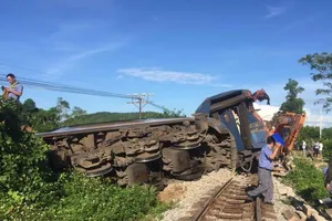 Vụ lật tàu SE3: Tài xế máy xúc cố tình vượt đường sắt