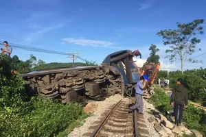 Vụ lật tàu SE3: Huy động hàng trăm người khắc phục