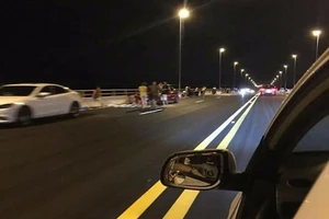 Đề nghị xử lý người dân trải chiếu trên cầu vượt biển