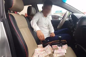 Dùng tiền lẻ trả phí: Công an hẹn làm việc với một DN