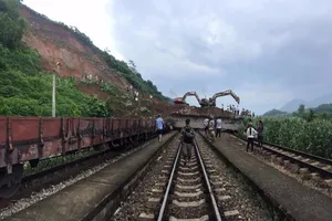 Mưa lớn gây sạt lở, phải phong tỏa đường tàu 