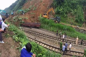 Lở núi, đất đá vùi 7 toa tàu