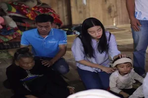 Kẹt ở tâm lũ, hoa hậu Đỗ Mỹ Linh làm từ thiện