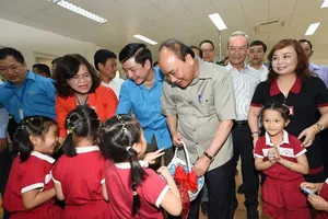 Công nhân bất ngờ tặng Thủ tướng đôi giày