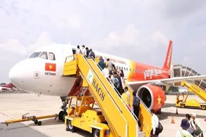 Yêu cầu VietJet kỷ luật nhân viên xé vé, gây bức xúc 
