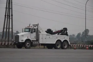 Căng thẳng tại quốc lộ 5, xe cẩu lớn được điều đến