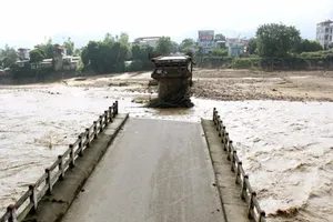 Sập cầu làm 8 người chết, mất tích là do... thiên tai?
