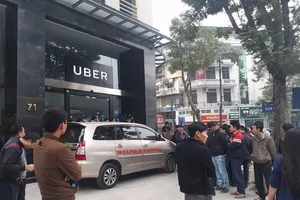 Tài xế Grab, Uber kêu gọi tắt app, đòi giảm chiết khấu