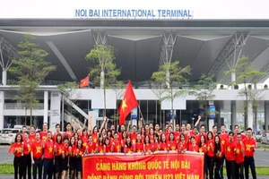 Sân bay Nội Bài nhuộm cờ đỏ sao vàng tiếp lửa U-23