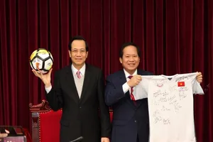 Đấu giá trái bóng và áo của U-23 tặng Thủ tướng