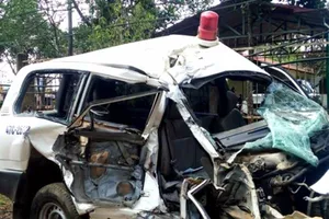 Xe cứu thương tông hai xe, ba người tử vong