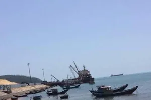 Xuất hiện vệt nước lạ màu hồng trên vùng biển Quảng Bình