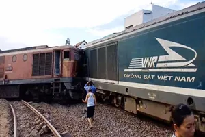 Tàu hàng đâm trực diện một tàu khác tại ga