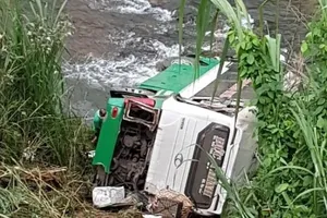 Xe khách chở 44 người lao xuống vực, nhiều người thương vong