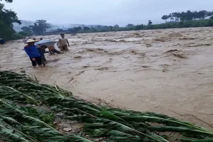 Nhiều học sinh không đến được điểm thi vì mưa lũ