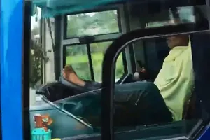 Đề nghị công an vào cuộc vụ tài xế lái xe bằng chân