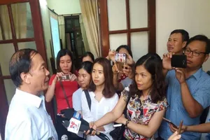 Tranh cãi căng thẳng việc có tăng lương hay không