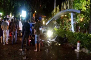 Thanh niên chạy ô tô đâm chết 2 người đi bộ trên vỉa hè 