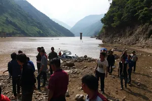 Liều mình cứu 7 người bị lật thuyền trên sông