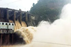 Thủy điện Sơn La, Hòa Bình nhận lệnh xả lũ