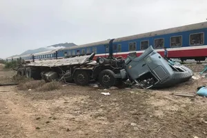 Tàu hỏa húc văng xe tải, 3 người bị thương