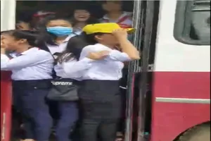 Xe khách cho học sinh đánh đu ngoài cửa ở Bình Thuận