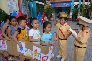 Cha mẹ phải ký cam kết đội mũ bảo hiểm cho con