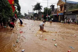 Hàng hóa trôi lềnh bềnh giữa đường