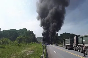 Va vào đuôi xe con, xe tải lao xuống chân cầu nổ như bom