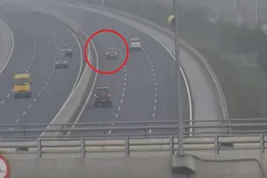 Nhiều lái xe vượt trạm, chống đối nhân viên thu phí