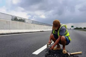 Tổng giám đốc VEC: Đang xác định nguyên nhân ổ gà, bong tróc