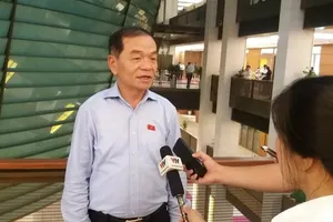 Tù tại nhà: Tâm lý của con thế nào nếu nhìn cha trong lồng sắt